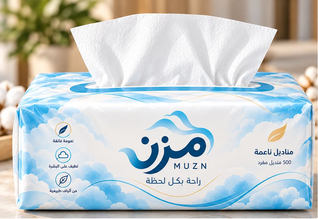 عبوة مناديل مزن بتغليف بلاستيكي أبيض بنقوش سحابية زرقاء، ويظهر منديل من فتحة السحب العلوية